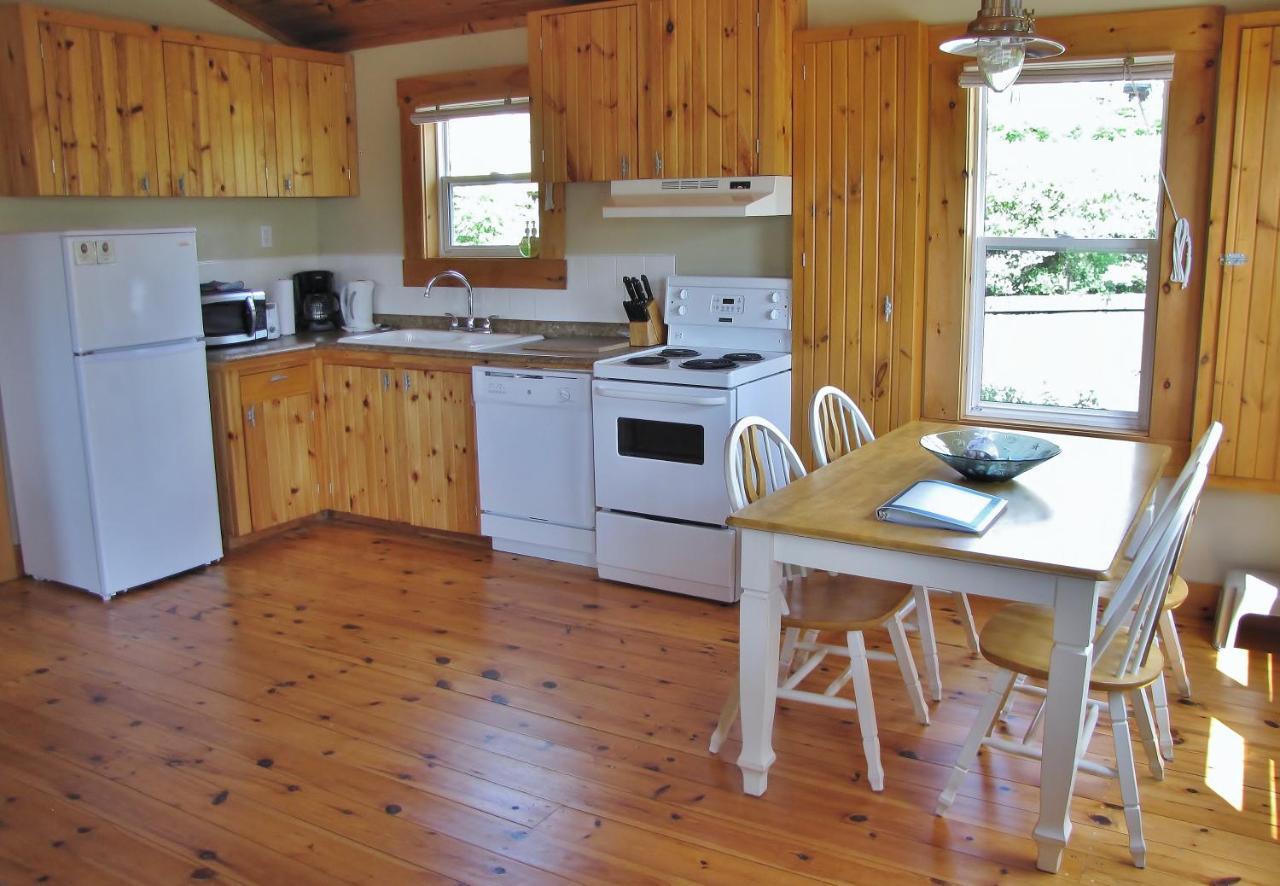 Larinda'S Landing Oceanfront Cottages Halifax Exterior photo