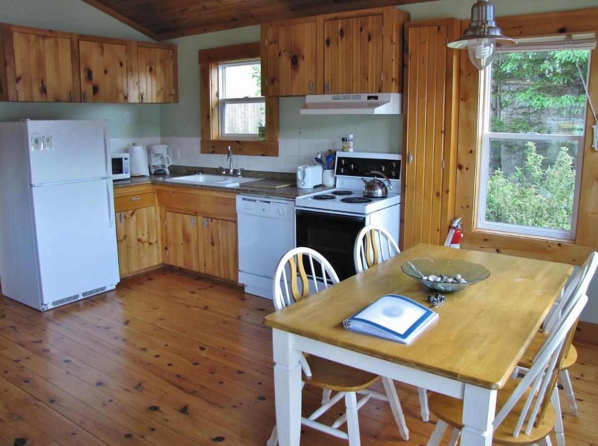 Larinda'S Landing Oceanfront Cottages Halifax Exterior photo